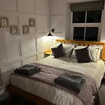 Spinners View - New Renovated - & Parking 아파트 스킵턴